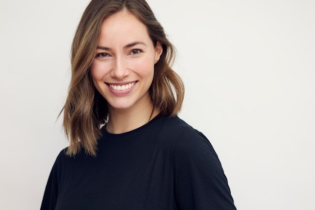 девушка в черном