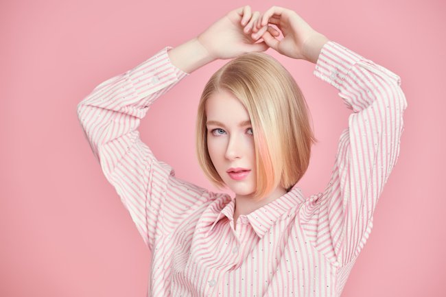 девушка на розовом фоне