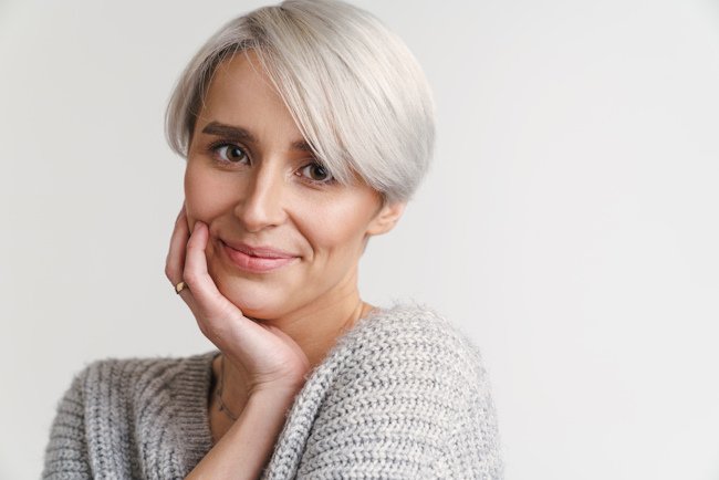 Модное окрашивание седых волос