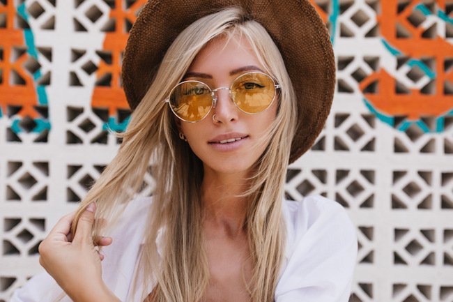 девушка в очках