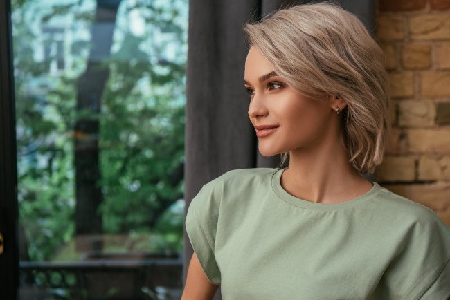 Пепельный оттенок на коротких волосах