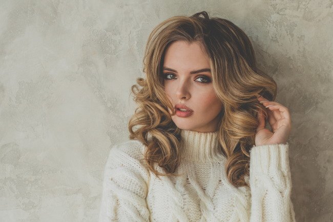 Темно-пепельный цвет у девушки