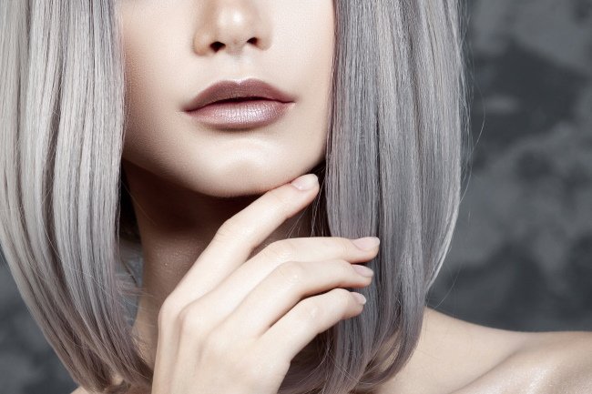 Пепельная растяжка на волосах