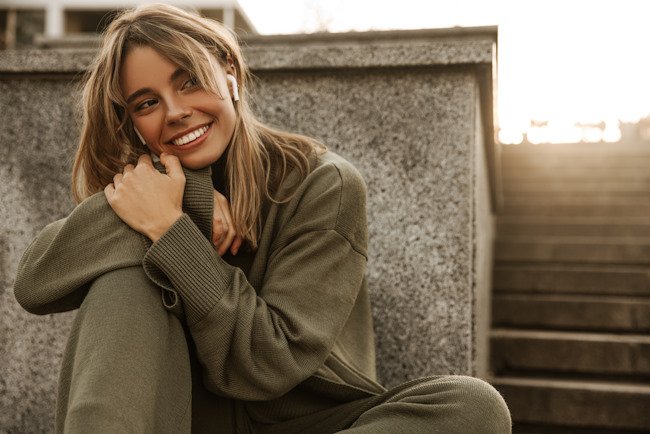 Русые волосы у девушки