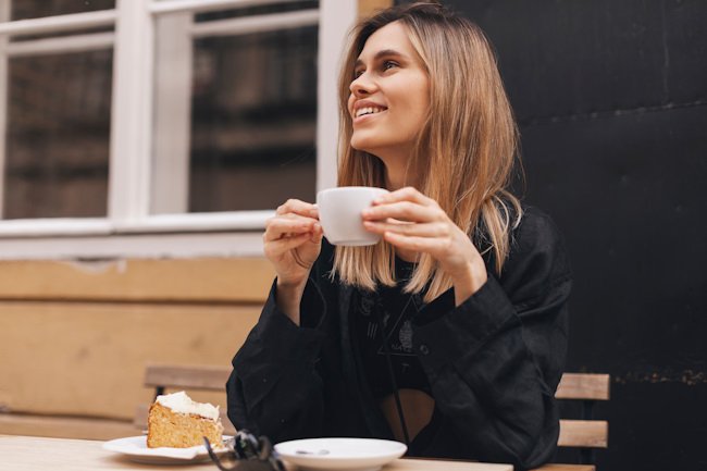 Карие глаза и длинные русые волосы