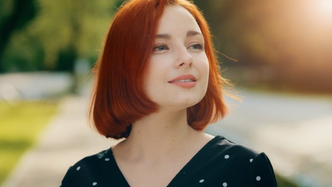 Короткая стрижка каре на рыжих волосах
