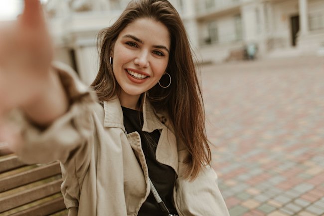 Красивая зеленоглазая шатенка