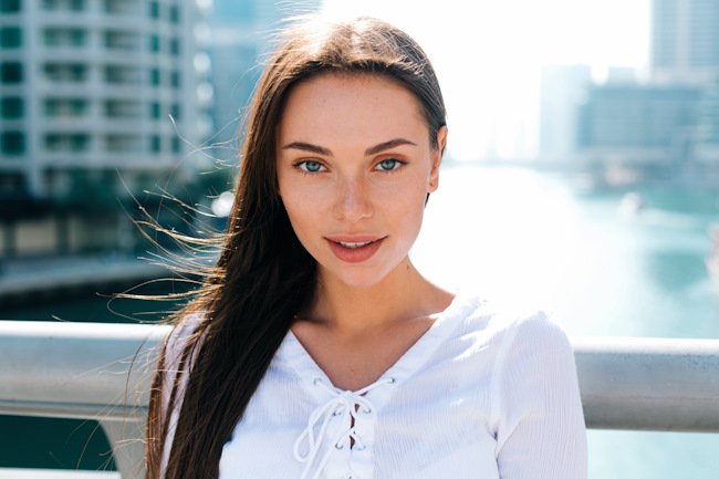 Голубоглазая шатенка с длинными волосами