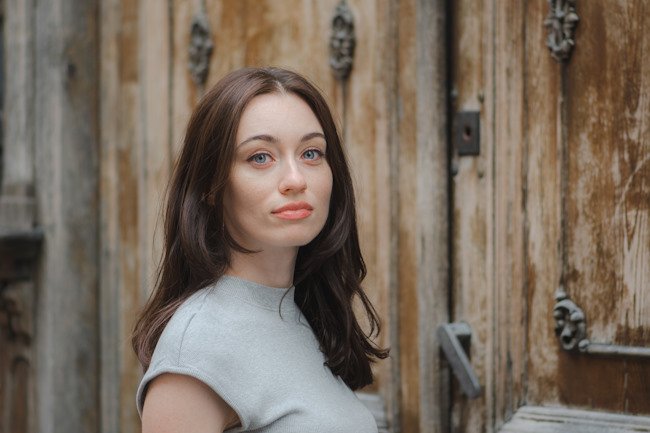 Шатенка с глазами серого цвета