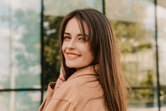 Фото девушки шатенки