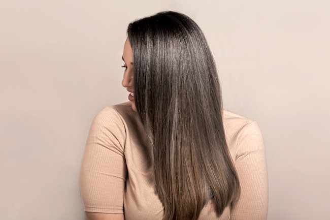 ухоженные волосы шоколадного цвета