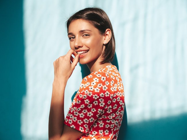 короткие волосы шоколадного оттенка