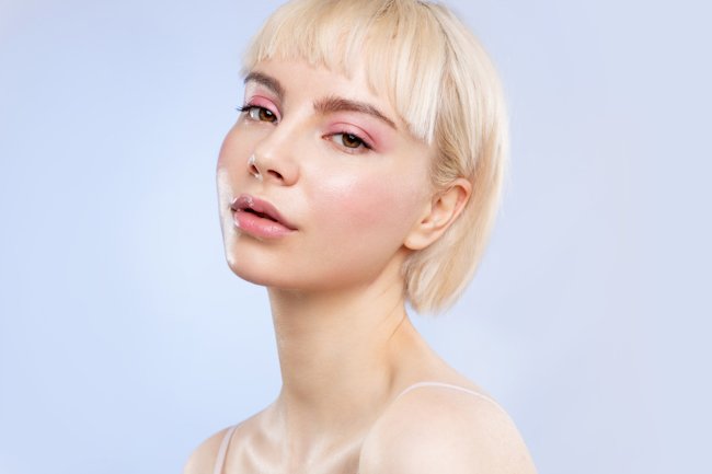 девушка с розовыми тенями