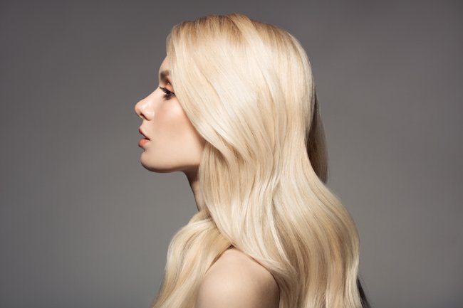 девушка на сером фоне