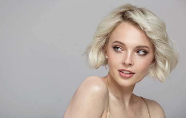 блондинка с каре