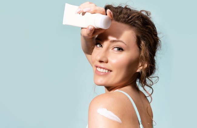 девушка на светлом фоне