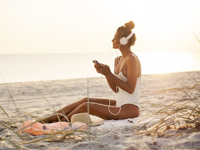 девушка в наушниках