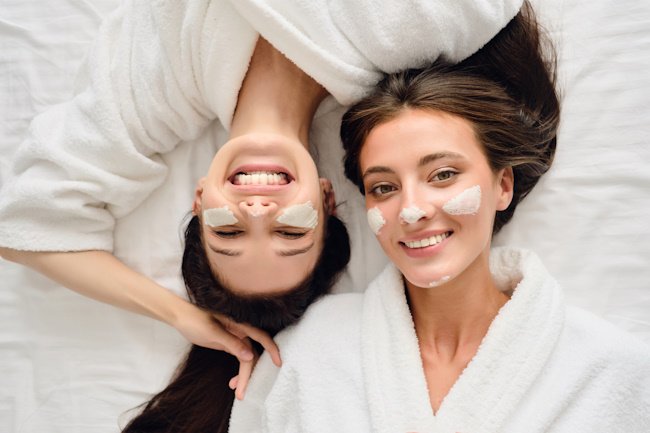 две девушки